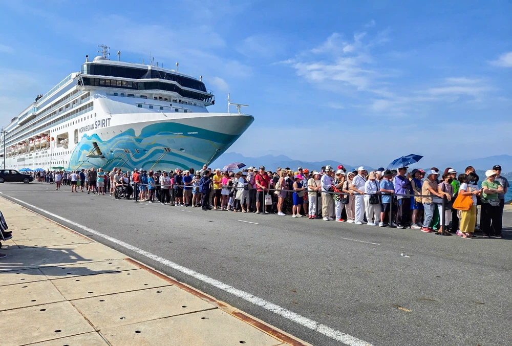 Tàu Norwegian Spirit.jpg