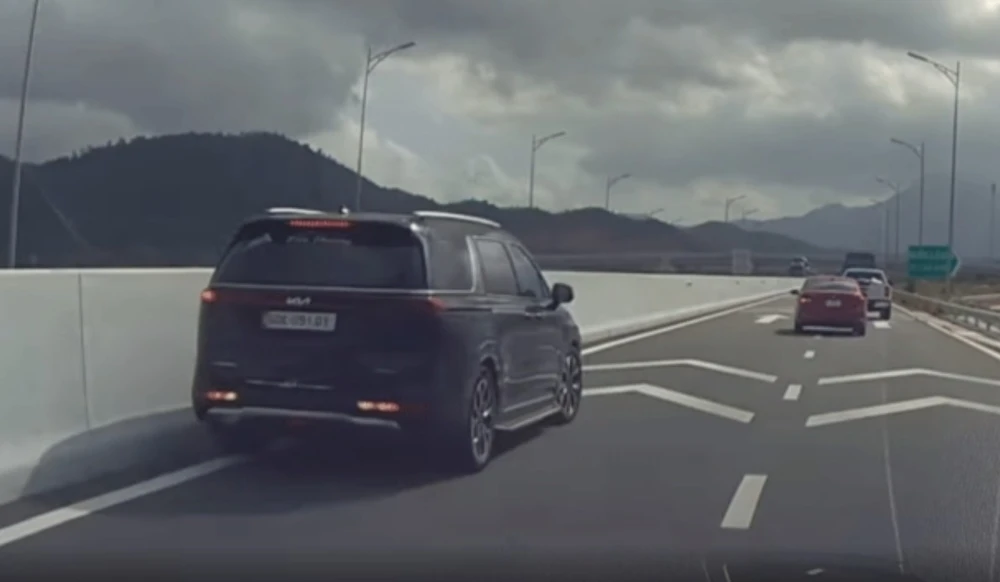 Nữ tài xế lái ô tô chạy lùi trên cao tốc Nha Trang - Cam Lâm bị phạt 35 triệu