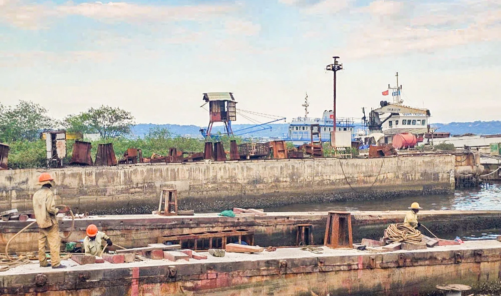 Công ty đóng tàu Cam Ranh.jpg