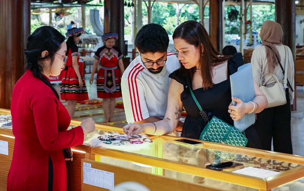 khách tàu biển.jpg