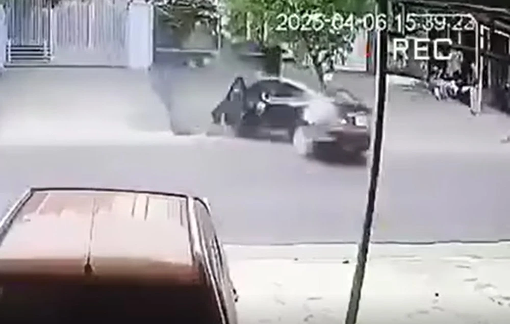 Camera ghi cảnh xe con mất kiểm soát, tông loạn xạ, 1 người tử vong