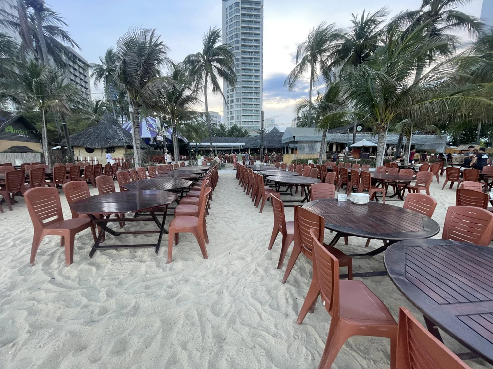 bãi biển Nha Trang.jpg