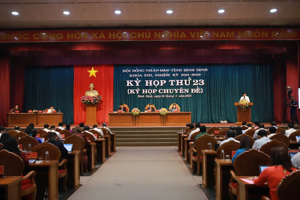 HĐND tỉnh Bình Định thông qua nghị quyết hợp nhất tỉnh. Ảnh: HL