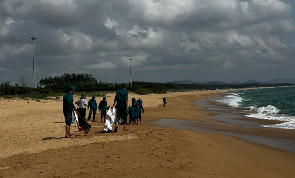 ơ quan chức năng dọn dẹp dầu vón cục trên bãi biển Tuy Hòa. Ảnh: MT