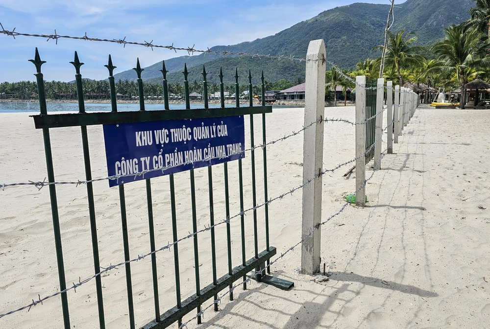 hàng rào thép gai.jpg