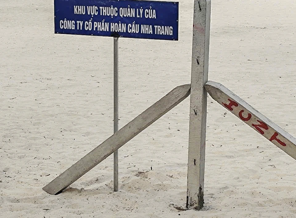 Công ty CP Hoàn Cầu Nha Trang vẫn giữ lại trụ bê tông trên bãi biển. Ảnh: NT