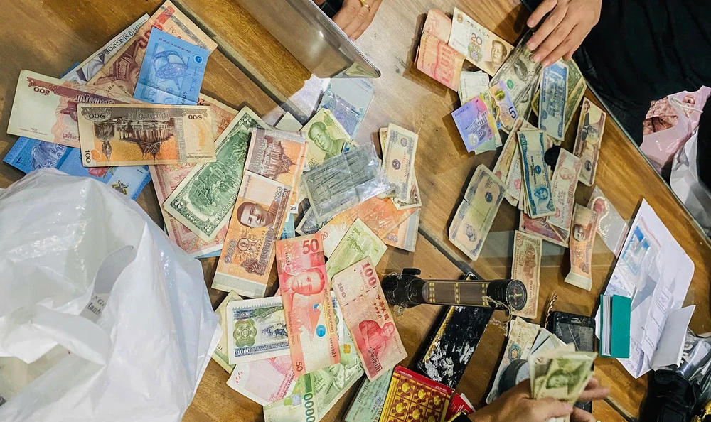 Tang vật vụ bắt giữ 2 người chuyên ăn trộm của các tài xế ô tô nghỉ dọc quốc lộ 1