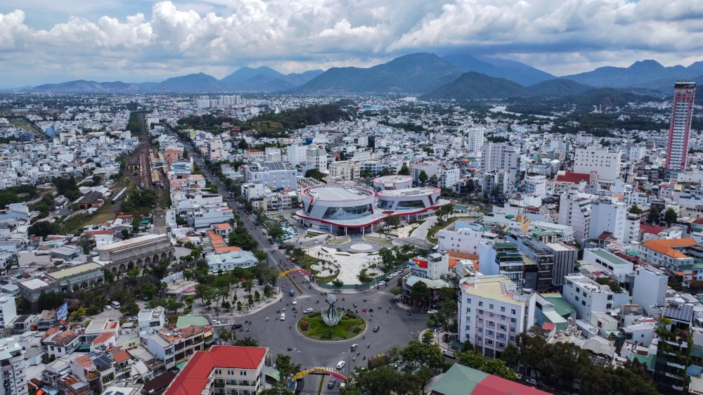 Cùng công trình trụ sở làm việc các cơ quan tỉnh Khánh Hòa ở số 1 Trần Phú, TP Nha Trang, Cung văn hóa thiếu nhi tỉnh là hai công trình tại Khánh Hòa được Hội Kiến trúc sư Việt Nam tuyển chọn '50 công trình kiến trúc tiêu biểu các tỉnh, thành phía Nam - 50 năm đất nước thống nhất'.
