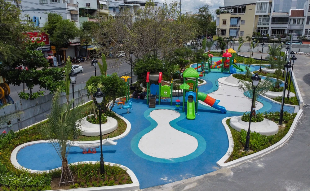 Ông Nguyễn Thanh Hiến, Giám đốc Ban Quản lý dự án phát triển tỉnh Khánh Hòa, chủ đầu tư dự án, cho biết Cung văn hóa thiếu nhi tỉnh gồm bốn khối nhà được thiết kế theo phong cách kiến trúc hiện đại, hài hòa với không gian công viên cây xanh tạo không gian thoáng đãng, thân thiện. 'Sau khi khánh thành, đây sẽ trở thành điểm đến hấp dẫn, đồng thời là trung tâm đào tạo, giao lưu văn hóa dành cho thiếu niên, nhi đồng trên địa bàn tỉnh Khánh Hòa nói riêng và khu vực nói chung'- ông Hiến nói.