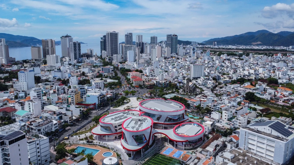 Ngày 1-6, UBND tỉnh Khánh Hòa tổ chức lễ khánh thành Cung văn hóa thiếu nhi tỉnh với phần mái uốn lượn như chiếc khăn quàng đỏ, ở phường Tân Tiến, TP Nha Trang.