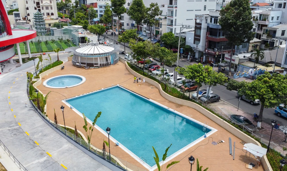 Hồ bơi trong khuôn viên Cung thiếu nhi văn hóa rộng hơn 300 m2, sâu 1,6-1,8 m, phục vụ trong việc dạy, học bơi cũng như tổ chức các cuộc thi bơi lội.