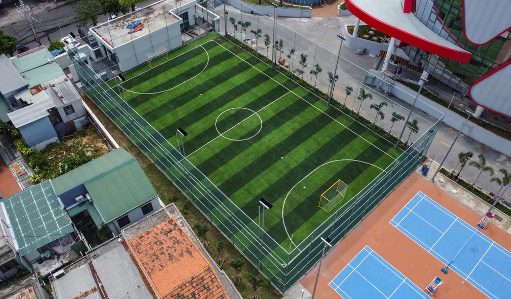 Sân bóng đá cỏ nhân tạo và sân pickleball được xây dựng hoàn chỉnh bên trong khuôn viên Cung văn hóa thiếu nhi.