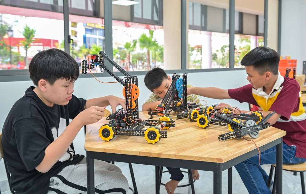 Các em thiếu nhi khi đến đây vui chơi có thể lựa chọn khu vực trải nghiệm theo nhu cầu, sở thích từng em. Trong ảnh, các em nhỏ thích thú trải nghiệm lắp ráp đồ chơi mô hình.