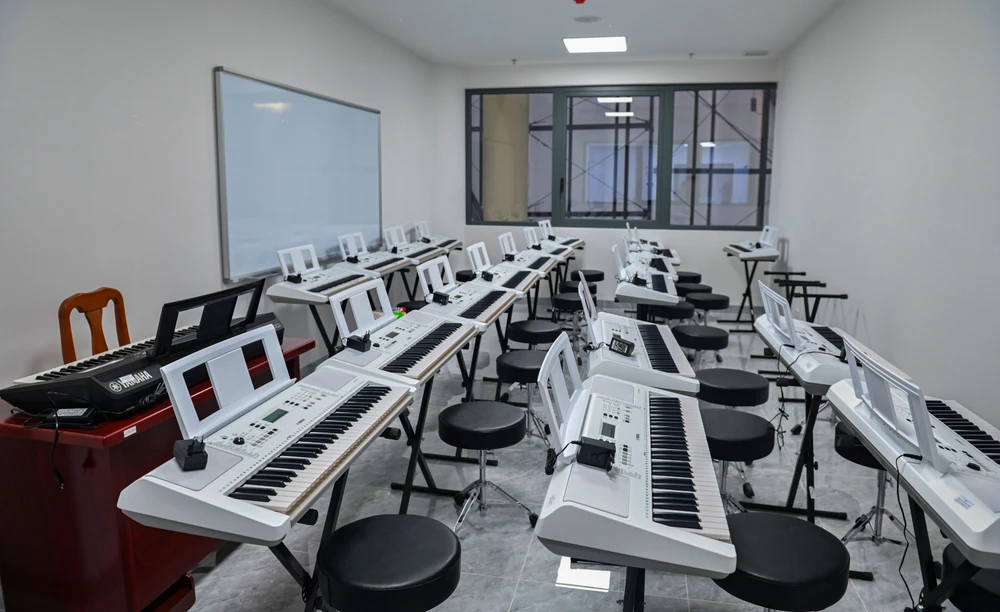 Trong Cung văn hóa thiếu nhi bố trí nhiều khu chức năng, lớp học để giảng dạy các bộ môn năng khiếu dành cho trẻ em như âm nhạc hiện đại, nhạc cụ truyền thống, tiếng Anh, tin học, cờ vua,... Trong ảnh, lớp học đàn được đầu tư hiện đại, đáp ứng nhu cầu giảng dạy, học tập từ 10 đến 30 học sinh cùng lúc.