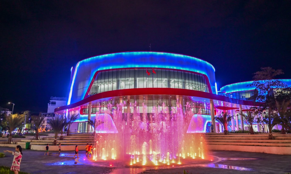 Về đêm nơi này càng trở nên nhộn nhịp, đặc biệt là khu công viên nước.