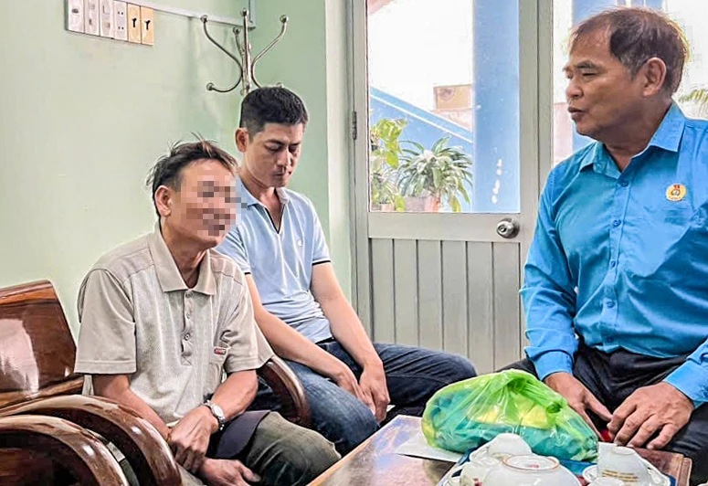 Ông L (bìa trái), người lái xích lô làm việc với lãnh đạo Nghiệp đoàn Xích lô Nha Trang. Ảnh: XH