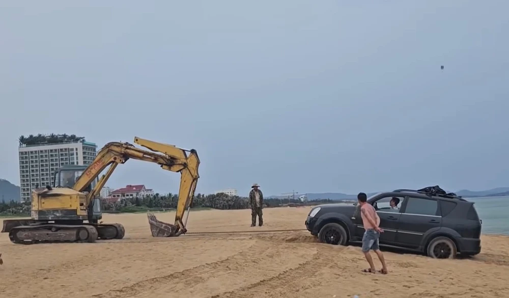 lái ô tô trên bãi biển.jpg
