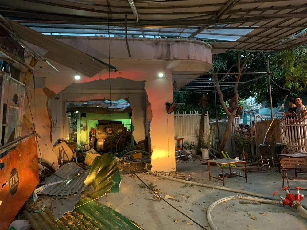 Tông sập nhà.jpg