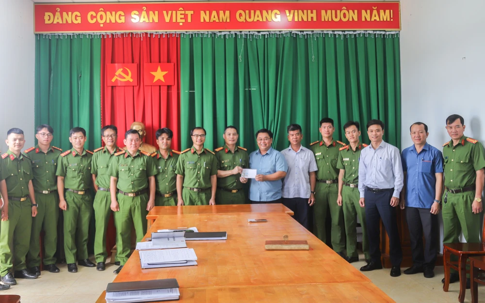 Nhận tin báo về một vụ cướp giật dây chuyền vàng, Công an xã Bảo Lâm 2, tỉnh Lâm Đồng đã vào cuộc, truy xét bắt nghi phạm gây án sau gần 6 giờ đồng hồ.