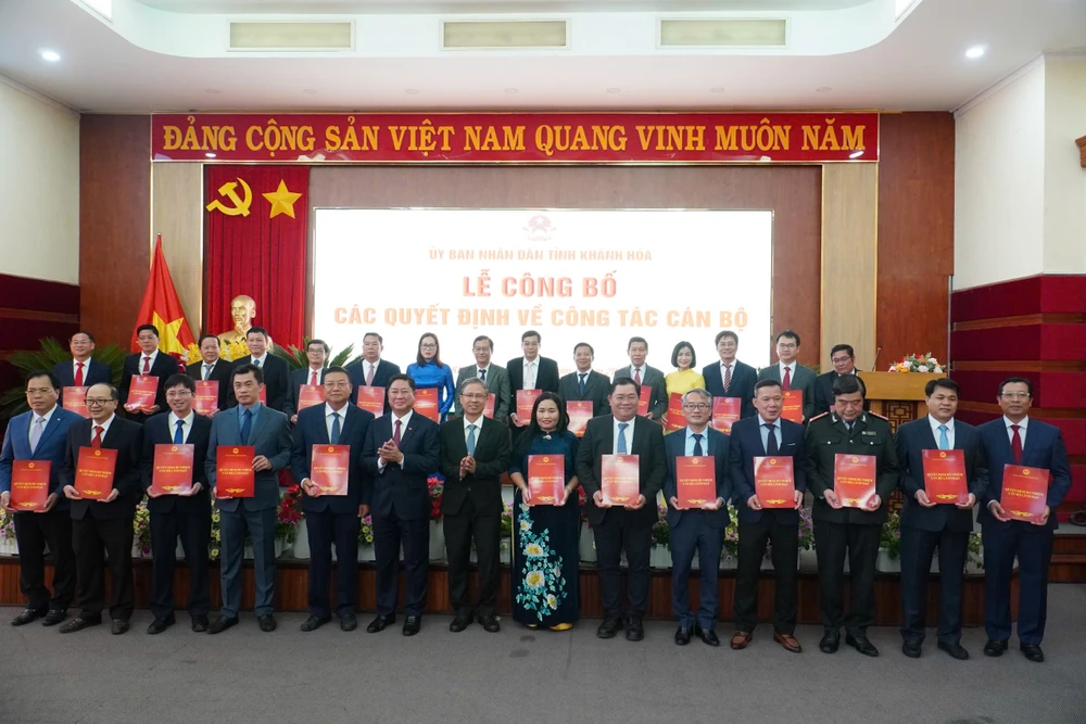 Lãnh đạo UBND tỉnh Khánh Hòa trao quyết định cho các lãnh đạo sở, ngành.