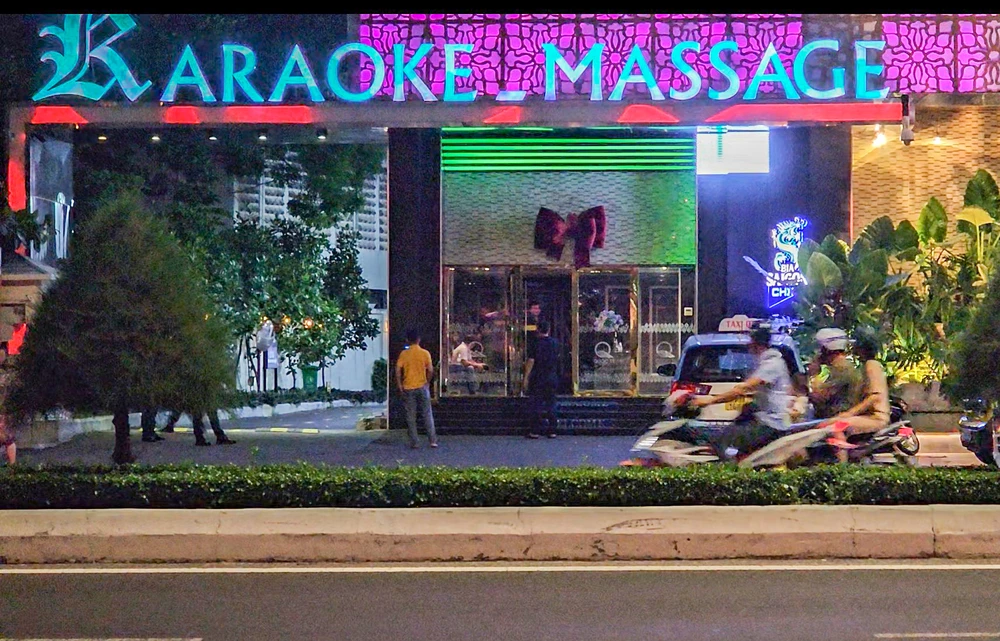 Cổng vào khu vực có dịch vụ karaoke trong khách sạn Quinter.