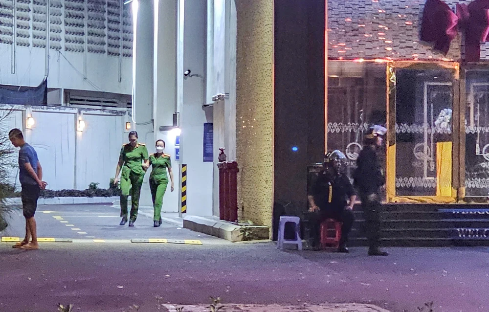 Tại hiện trường, việc khám xét diễn ra dưới sự bảo vệ của lực lượng cảnh sát cơ động vòng ngoài.