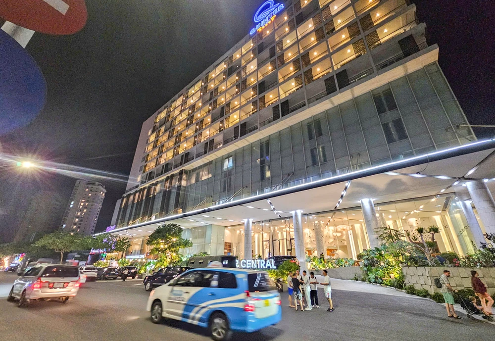 Khách sạn Quinter Nha Trang của Công ty CP Hoàng Thành Nha Trang. Trang web của khách sạn giới thiệu Quinter Central là khách sạn 5 sao, có 168 phòng ngủ; hai trung tâm hội nghị tiệc cưới, khu spa, bể bơi vô cực, 50 phòng ngâm tắm dược liệu, hơn 20 phòng karaoke.