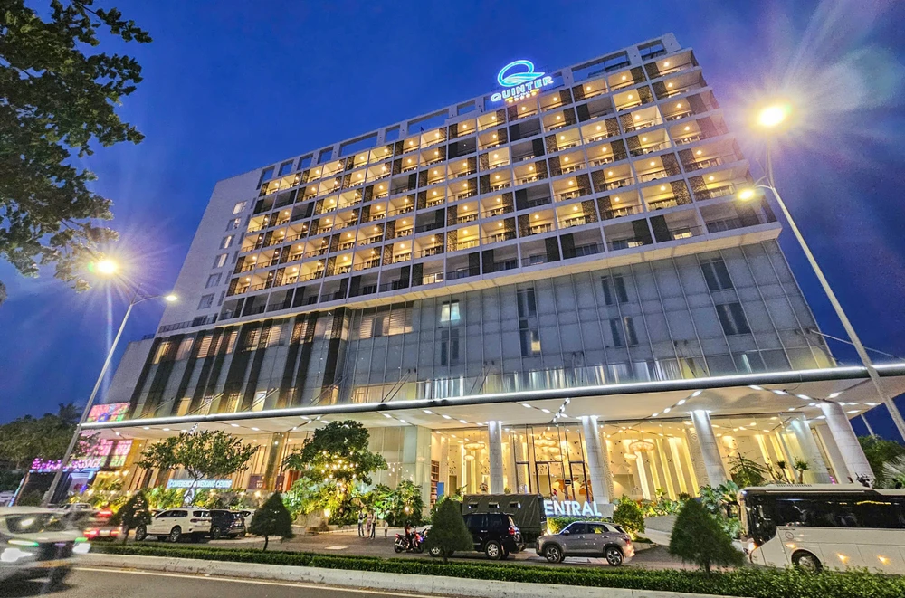 Khoảng 16 giờ ngày 3-7, tổ công tác của các Cục nghiệp vụ, Bộ Công an đã kiểm tra một số hoạt động có dấu hiệu vi phạm pháp luật tại cơ sở massage Quốc tế, số 9 Nguyễn Thiện Thuật và cơ sở karaoke, massage Quinter ở số 86/4 Trần Phú, phường Nha Trang.