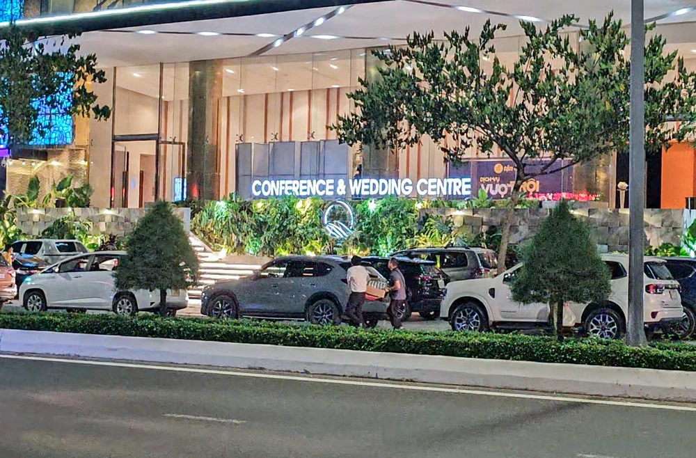 Đến khoảng 20 giờ 30 cùng ngày, cảnh sát đưa một số thùng tài liệu ra bên ngoài khách sạn.