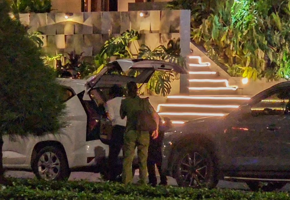 Các thùng tài liệu này được lực lượng chức năng đưa lên ô tô, rời đi.