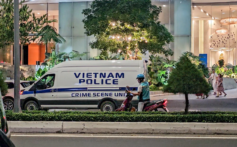 Xe chuyên dụng của cơ quan điều tra cũng có mặt tại khu vực dịch vụ karaoke, massage của khách sạn.