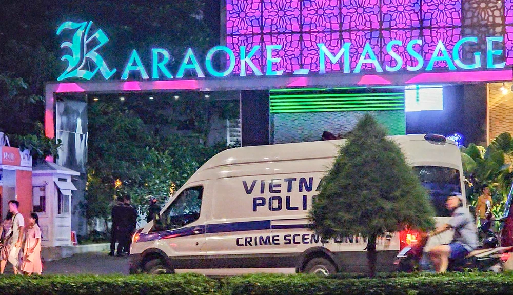 Theo thông tin ban đầu từ Công an tỉnh Khánh Hòa, việc khám xét khách sạn Quinter liên quan đến tình trạng kinh doanh dịch vụ massage có biểu hiện hoạt động mại dâm.