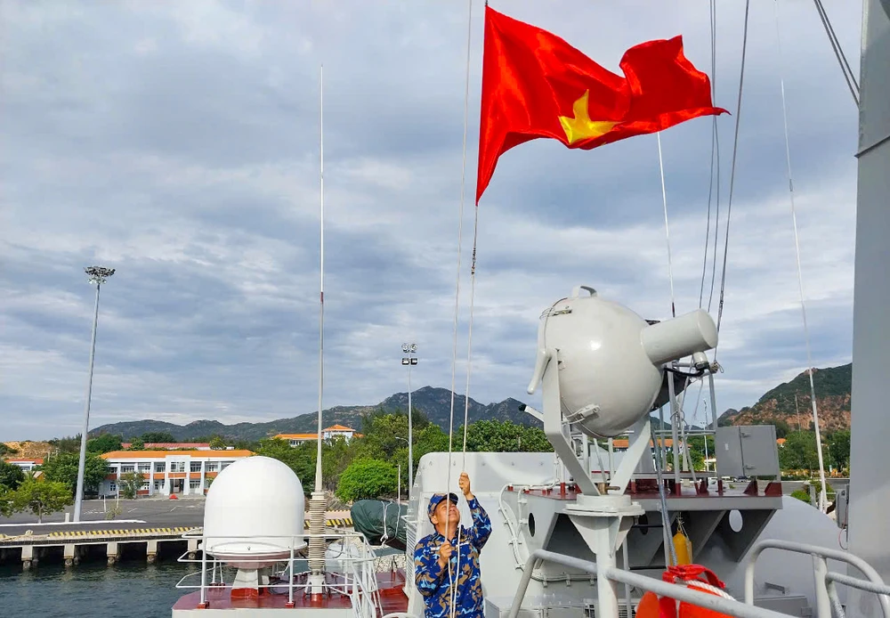 2. Thực hiện nội dung treo quốc kỳ trên tàu Hải quân.jpg