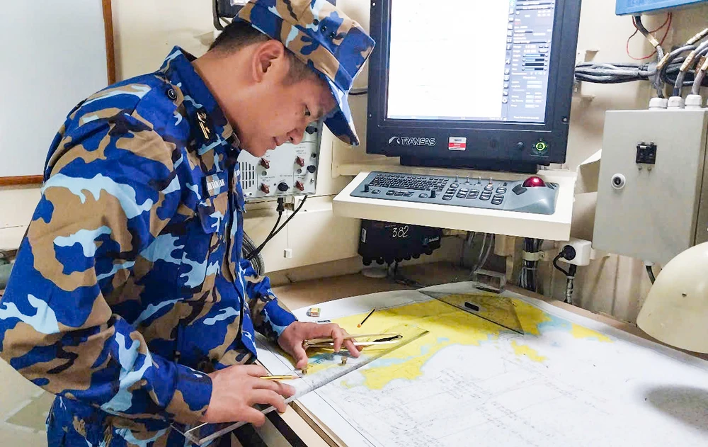 3. Luyện tập tác nghiệp vận động đội hình trên tàu 382.jpg