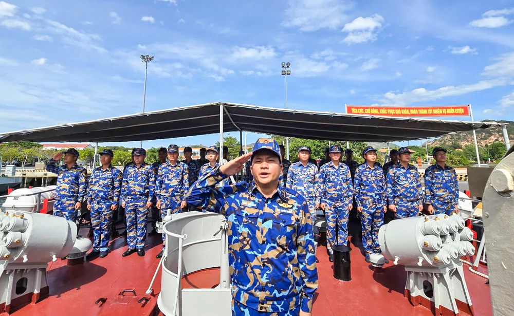 5. Luyện tập nội dung chào cờ, hát quốc ca trên biển.jpg