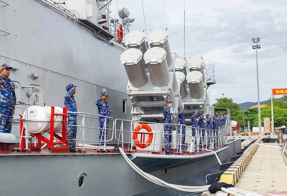 6. Luyện tập động tác chào trên biển.jpg