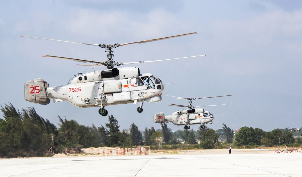 Bay đội hinh biên đội trực thăng Ka28.jpg