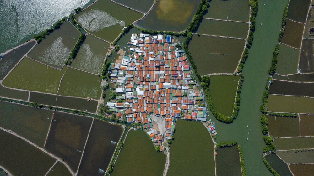 Nhìn từ trên cao, làng Hà Liên như một ốc đảo giữa các ao nuôi thủy sản ở đầm Nha Phu. Theo sử liệu, làng Hà Liên, nay là tổ dân phố Hà Liên thuộc phường Hòa Thắng, được hình thành cách đây 370 năm.