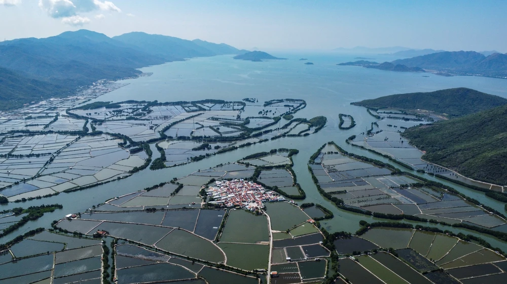 Nằm cách khu vực Nha Trang khoảng 30 km, làng cổ Hà Liên là điểm đến không nên bỏ qua đối với những ai thích khám phá, ngắm cảnh đẹp thơ mộng cùng vùng quê yên ả, thanh bình.