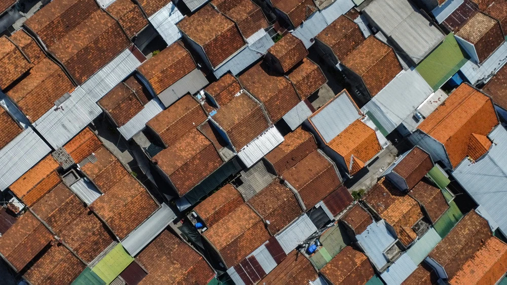 Mái ngói đều tăm tắp của hàng trăm ngôi nhà khiến nơi đây thêm độc đáo.