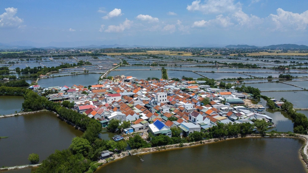 Với vẻ đẹp bình yên, độc đáo, làng Hà Liên lọt vào 'Top 7 ấn tượng Việt Nam” năm 2024 do Sài Gòn Tiếp Thị - một ấn phẩm thuộc nhóm tạp chí Kinh tế Sài Gòn (Saigon Times Group) tổ chức. Chương trình này nhằm đồng hành cùng sự phát triển du lịch bền vững, góp phần tìm ra những điểm đến mới lạ của Việt Nam.