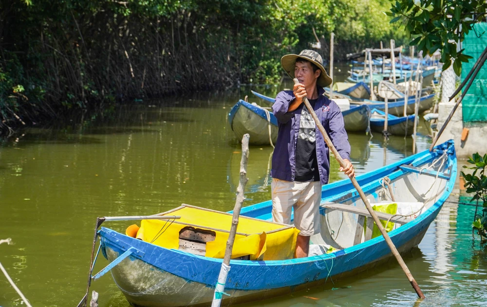 Bao quanh làng đều là nước nên mỗi gia đình ở làng Hà Liên đều sắm ít nhất một chiếc ghe để di chuyển.
