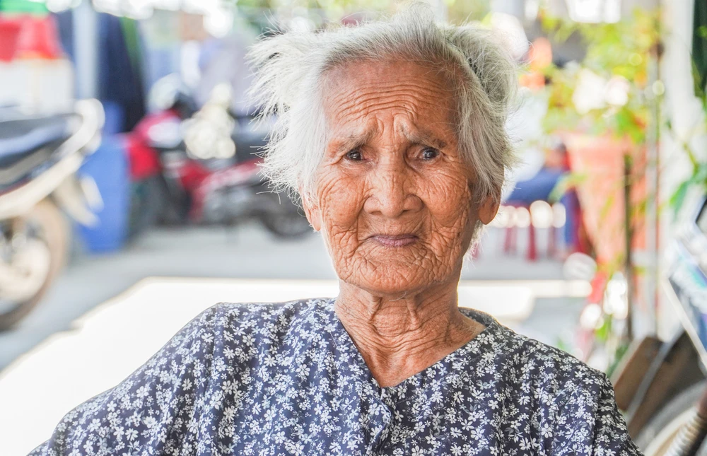Dù đã 92 tuổi, hàng ngày cụ Huỳnh Thị Lợi vẫn đi quanh làng. 'Nhờ báo chí nên làng Hà Liên ngày càng được nhiều người biết đến. Khách đến nhiều, giúp người dân địa phương bán được hải sản, thêm phần ổn định cuộc sống'- cụ Huỳnh Thị Lợi chia sẻ.