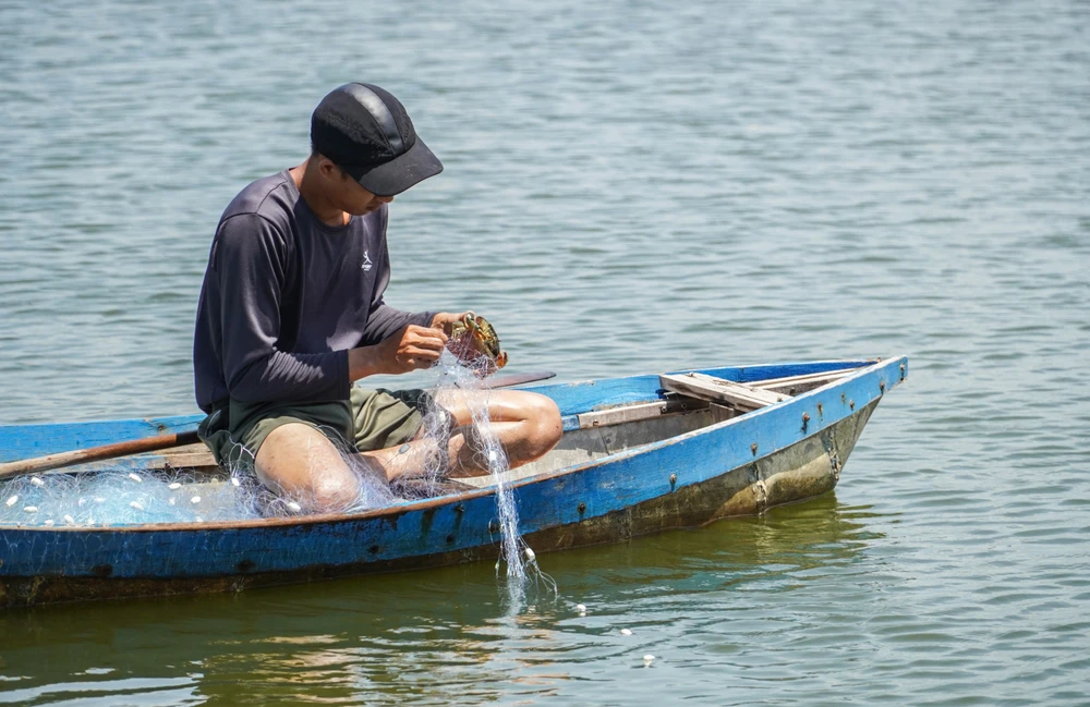 Người dân ở Hà Liên chủ yếu sống bằng nghề đánh bắt thủy hải sản, nuôi tôm, cua ở đầm Nha Phu.