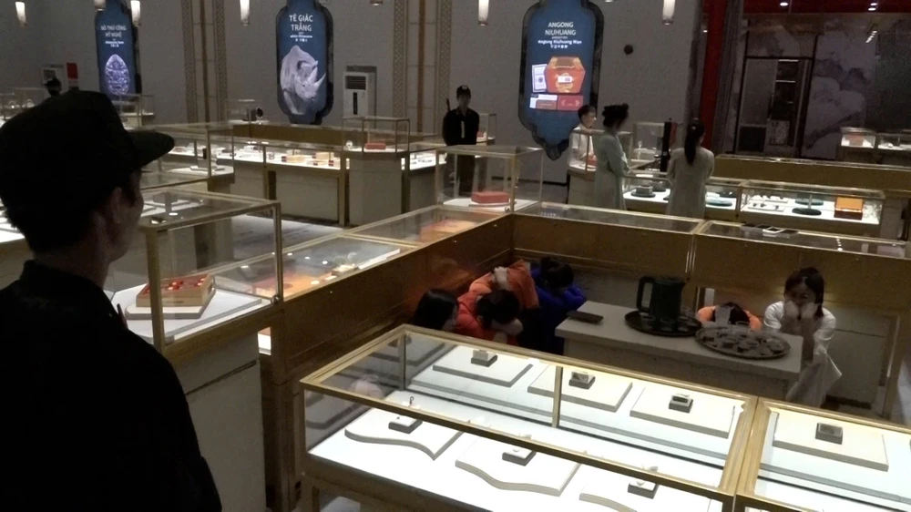 Hàng chục người Trung Quốc và người Việt Nam làm trong cơ sở này. Ảnh: XH