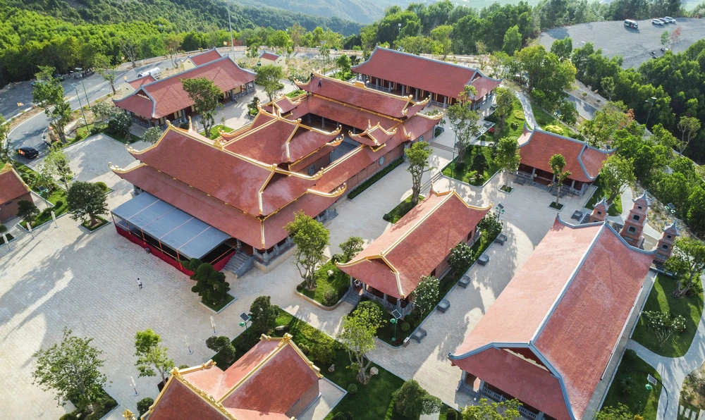 Công trình lớn nhất ở giữa là chính điện thờ các chư Phật.