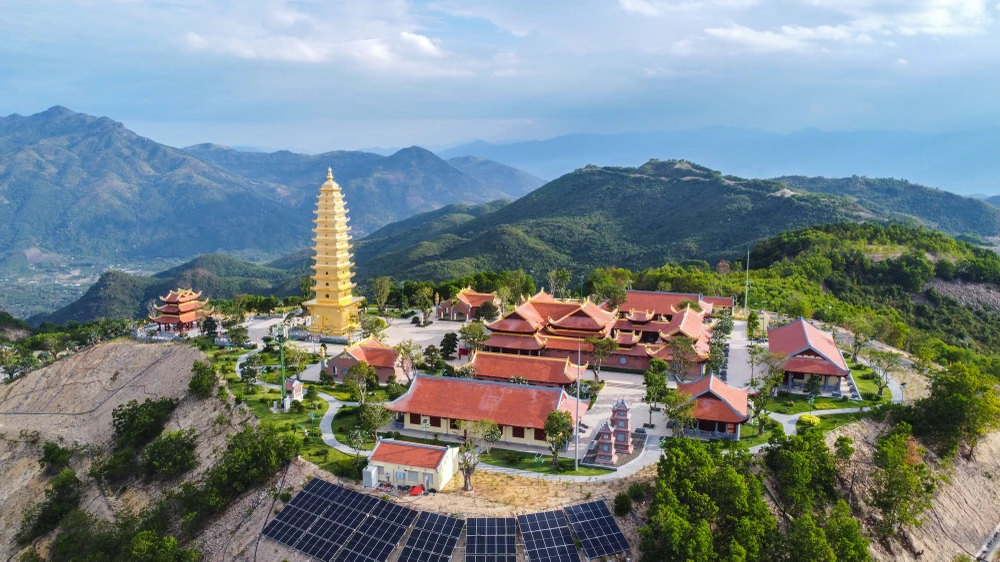 Ngôi chùa có 18 cụm công trình lớn, nhỏ, trong đó nổi bật là công trình bảo tháp Quang Minh cao 13 tầng với màu vàng óng ánh.