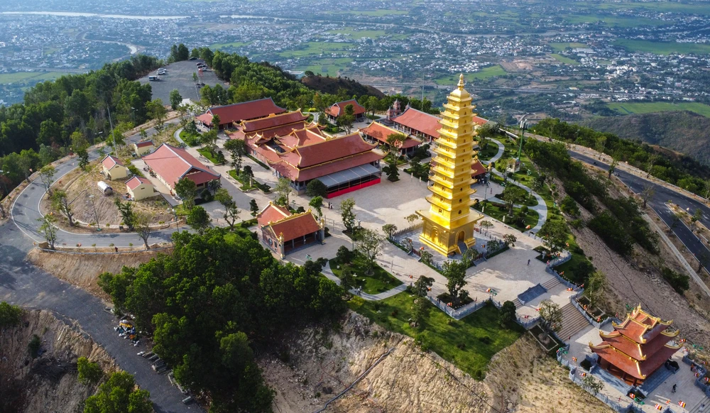 Theo quy hoạch phân khu (tỷ lệ 1/2000) được UBND tỉnh Khánh Hòa phê duyệt, khu vực núi Chín Khúc có ba tiểu khu, trong đó có khách sạn, công trình tôn giáo. Khu vực nghiên cứu lập quy hoạch có tổng diện tích khoảng 972,9 ha. Trong đó, khoảng 734,5 ha thuộc phạm vi TP Nha Trang cũ và khoảng 238,4 ha thuộc phạm vi huyện Diên Khánh (cũ). Nổi bật trên đỉnh núi là chùa Trúc Lâm Phụng Thùy Sơn.