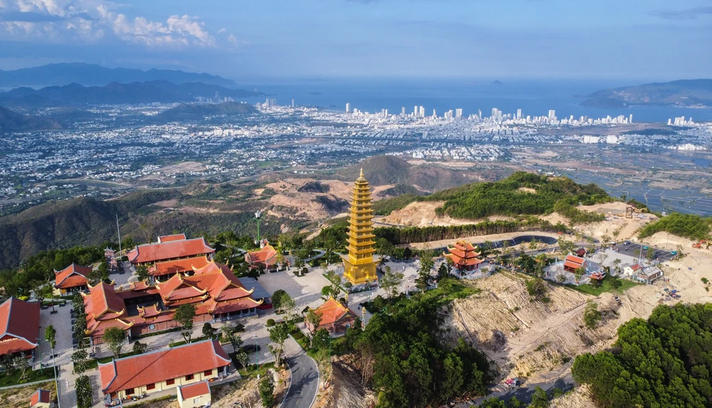 Chùa Trúc Lâm Phụng Thùy Sơn được xây dựng trên đỉnh núi Chín Khúc, phường Nam Nha Trang, tỉnh Khánh Hòa.