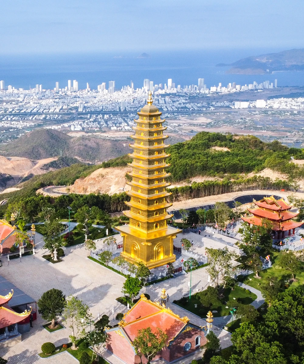 Bảo tháp này cao 13 tầng và được dát vàng óng ánh dưới ánh mặt trời